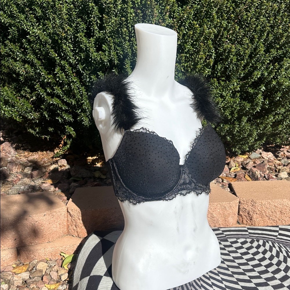 Victoria's Secret Lined Demi Bra 32DDD-w/ decorative feather straps-brand new